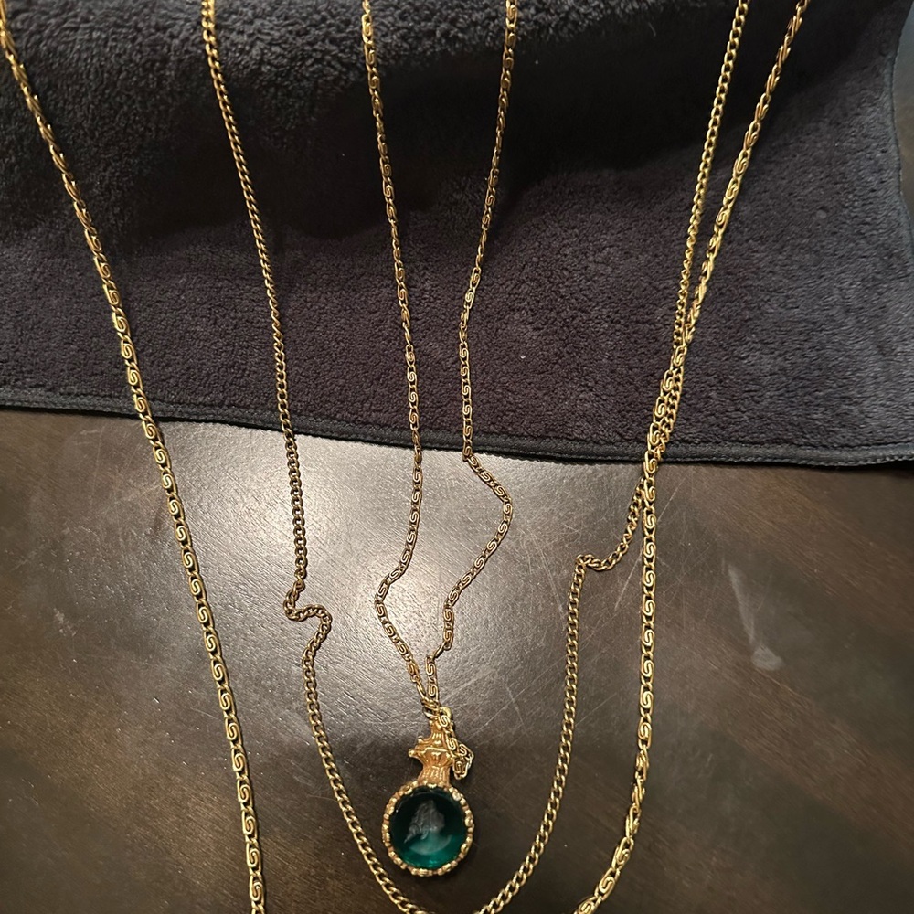 VINTAGE Elegant Gold Necklace with Green Cameo Pendant